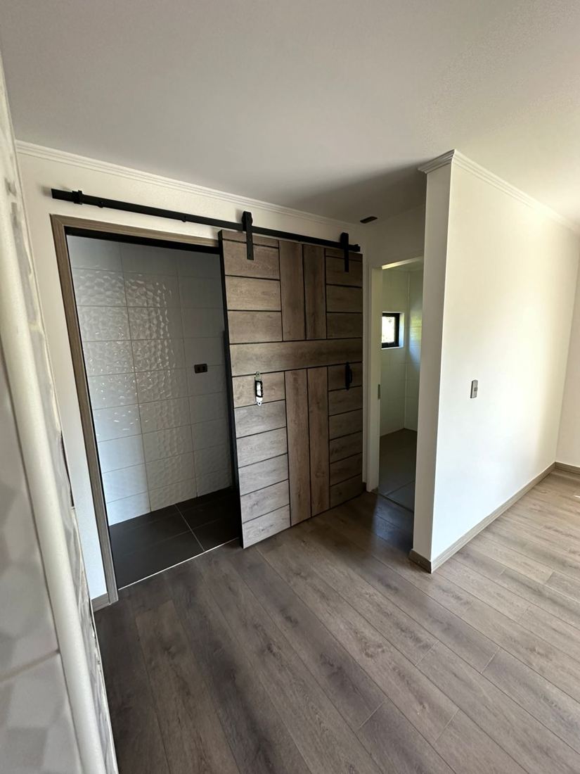 Baño con puerta corredera de madera tipo granero