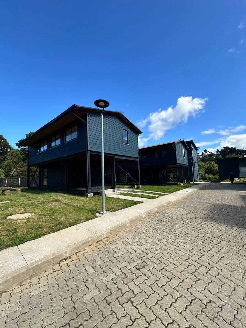 Casa con terraza elevada y bosque al fondo